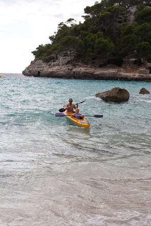 Mit dem Kajak in der Cala Mitjana